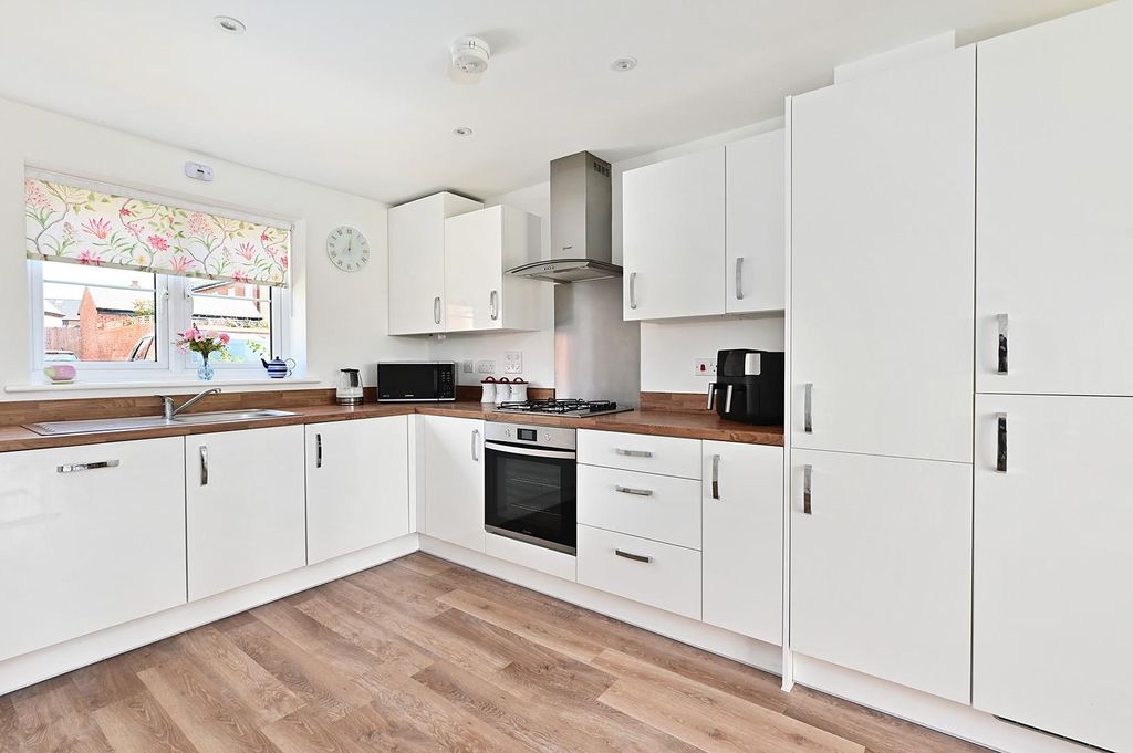 Property photo 2 of 12 Kitchen