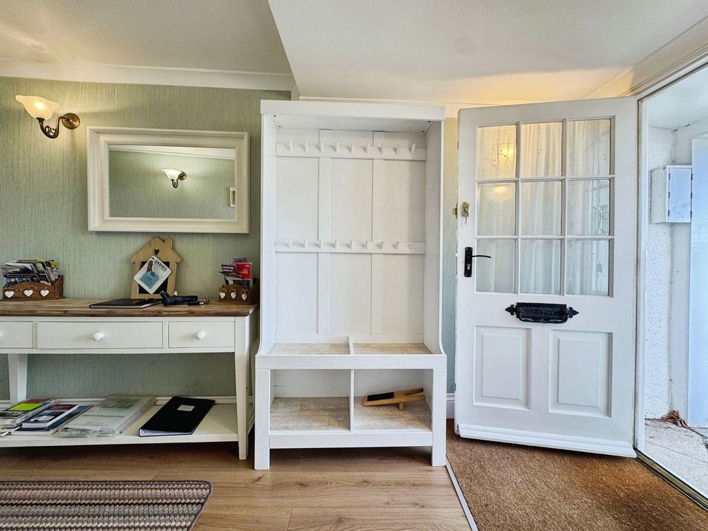 Property photo 2 of 28