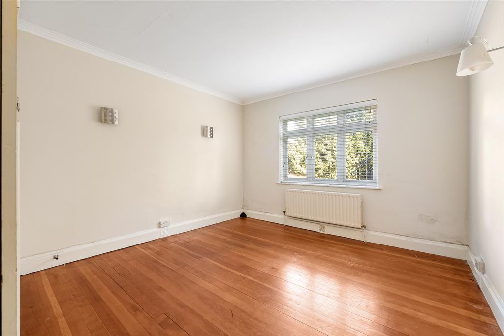 Property photo 3 of 11 Grove Avenue 5 14692 04 02 26-013.Jpg