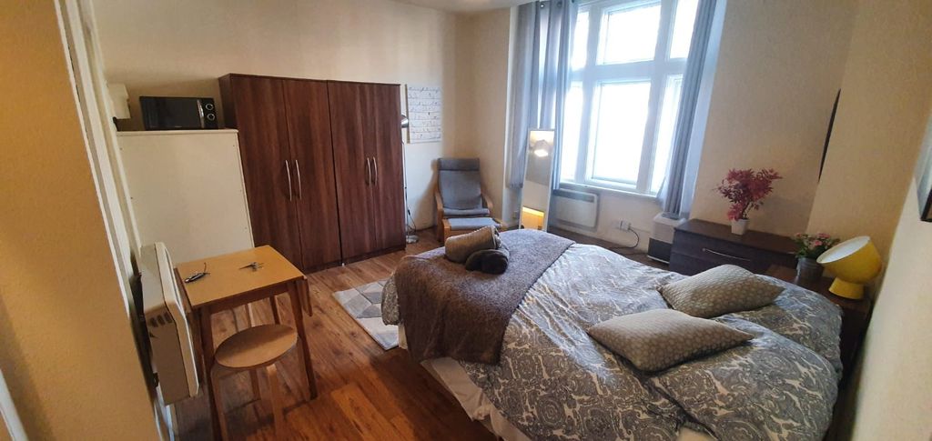 Property photo 2 of 5 Bright And Cozy Double Bedroom Featuring A Comfort...