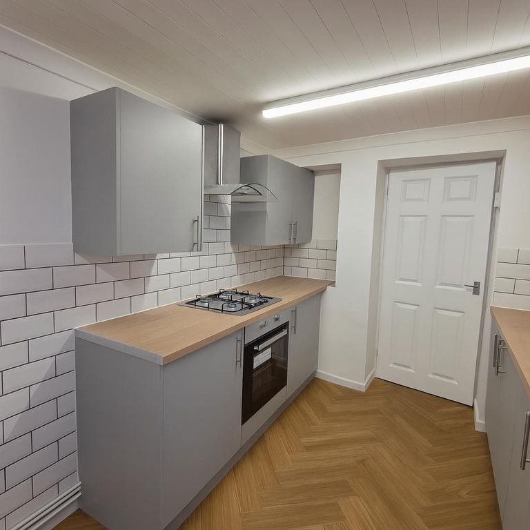 Property photo 1 of 8 11 Cross Street (4).Png