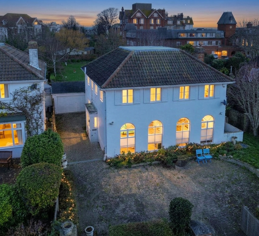 Property photo 2 of 19 Twilight Image