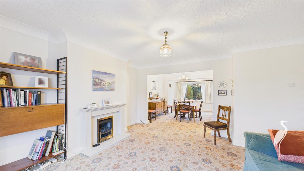 Property photo 3 of 17 Lounge