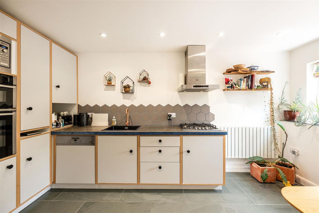 Property photo 2 of 15 Kitchen (1)