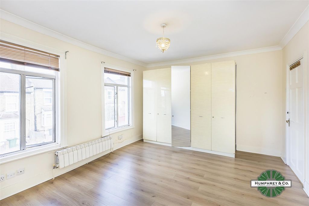 Property photo 2 of 21 Brookdale Road - 02.Jpg
