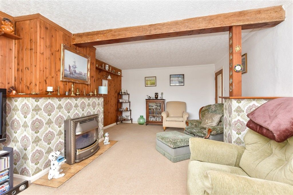 Property photo 3 of 16 Lounge