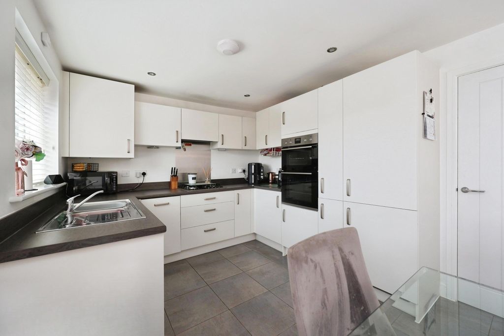 Property photo 2 of 18 4839012
