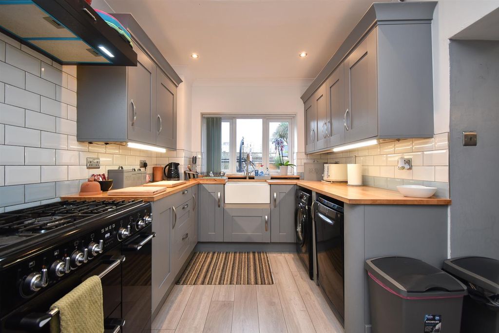 Property photo 2 of 17 Kitchen