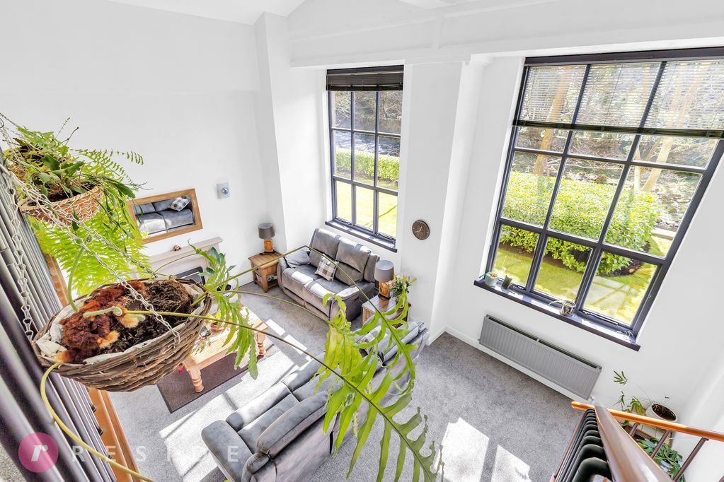 Property photo 2 of 21 Lounge / Dining Area