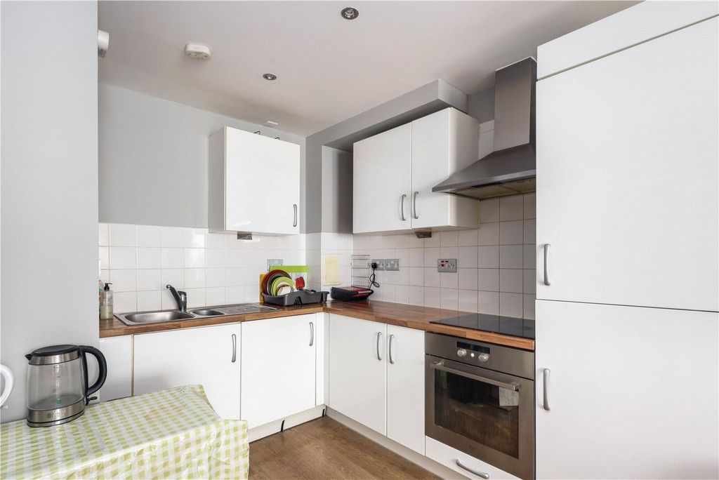 Property photo 3 of 9 Kitchen