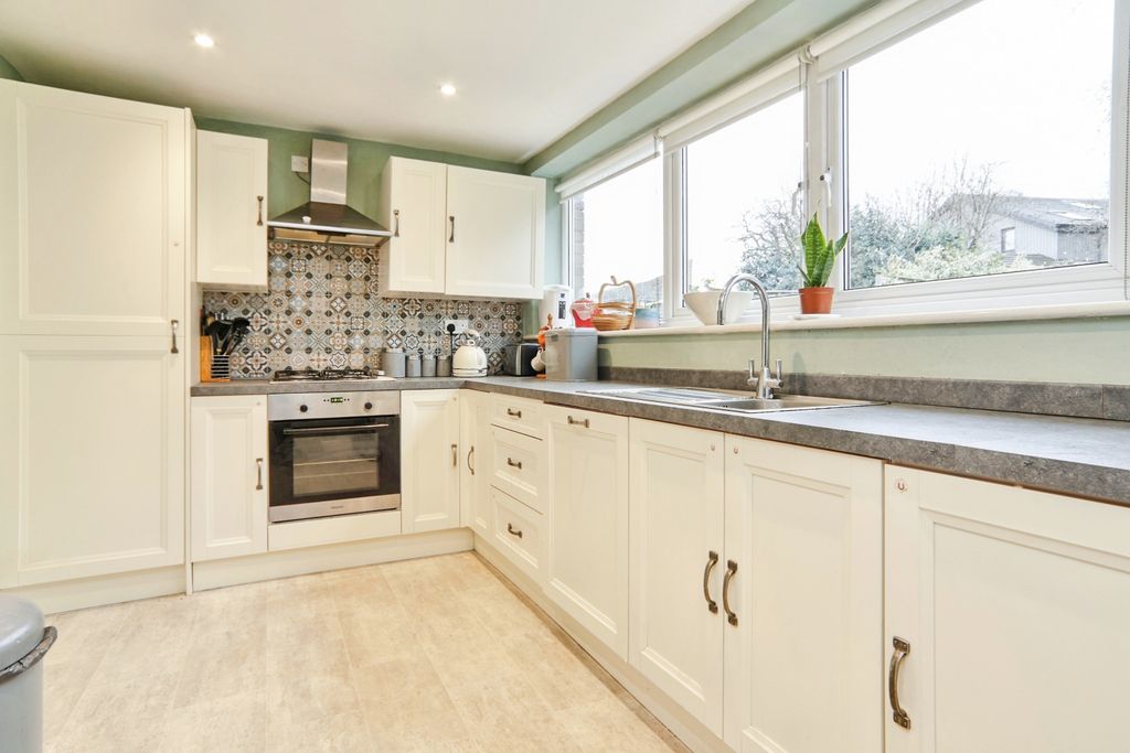 Property photo 3 of 20 Kitchen