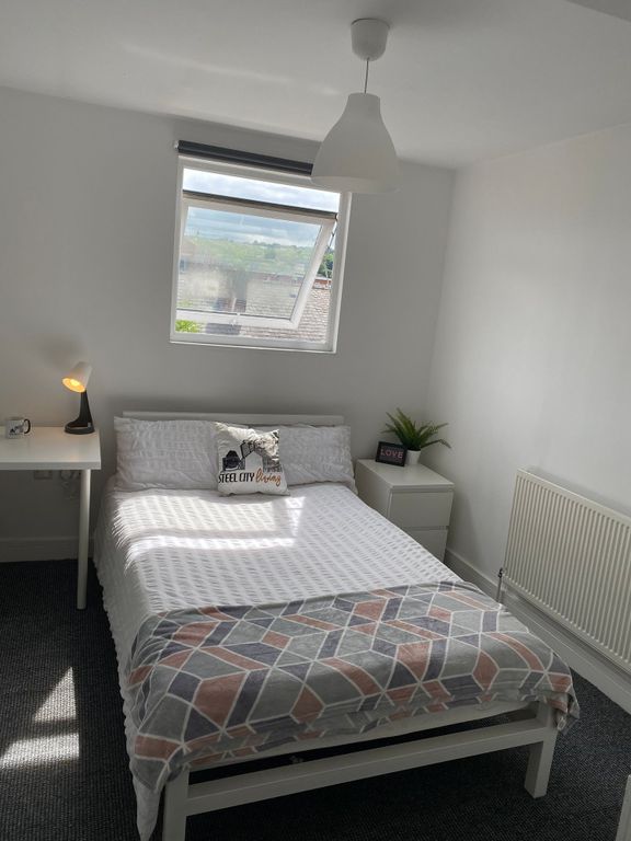 Property photo 3 of 21 A Cozy Double Bedroom Featuring A Comfortable Bed,...