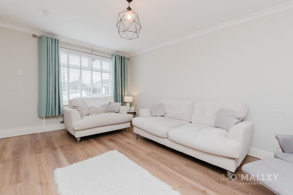 Property photo 2 of 17 Lounge