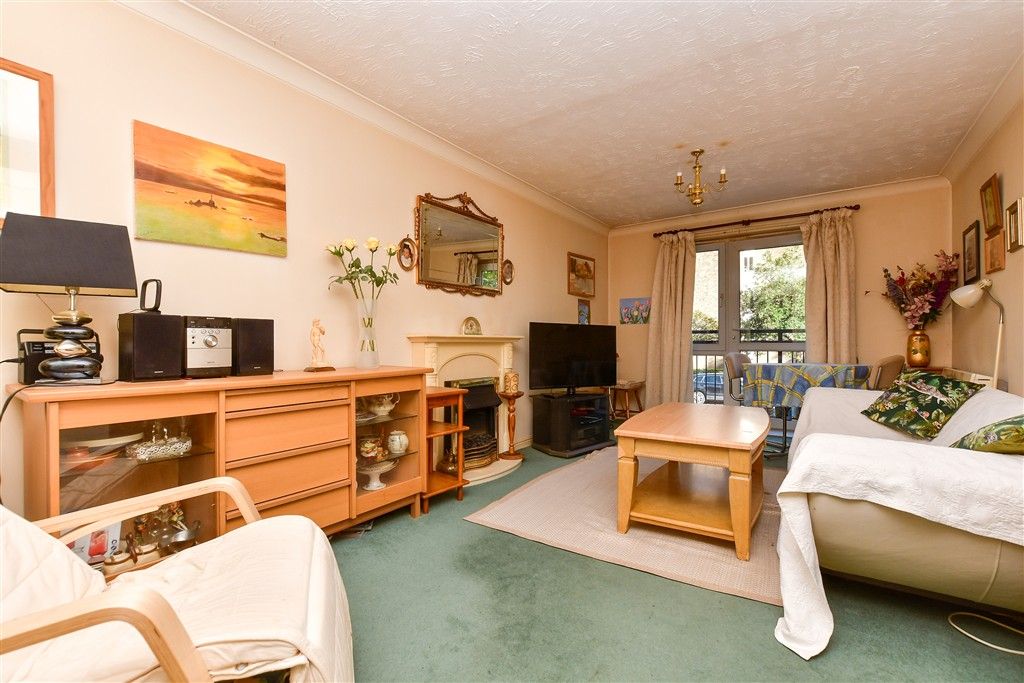 Property photo 1 of 15 Lounge