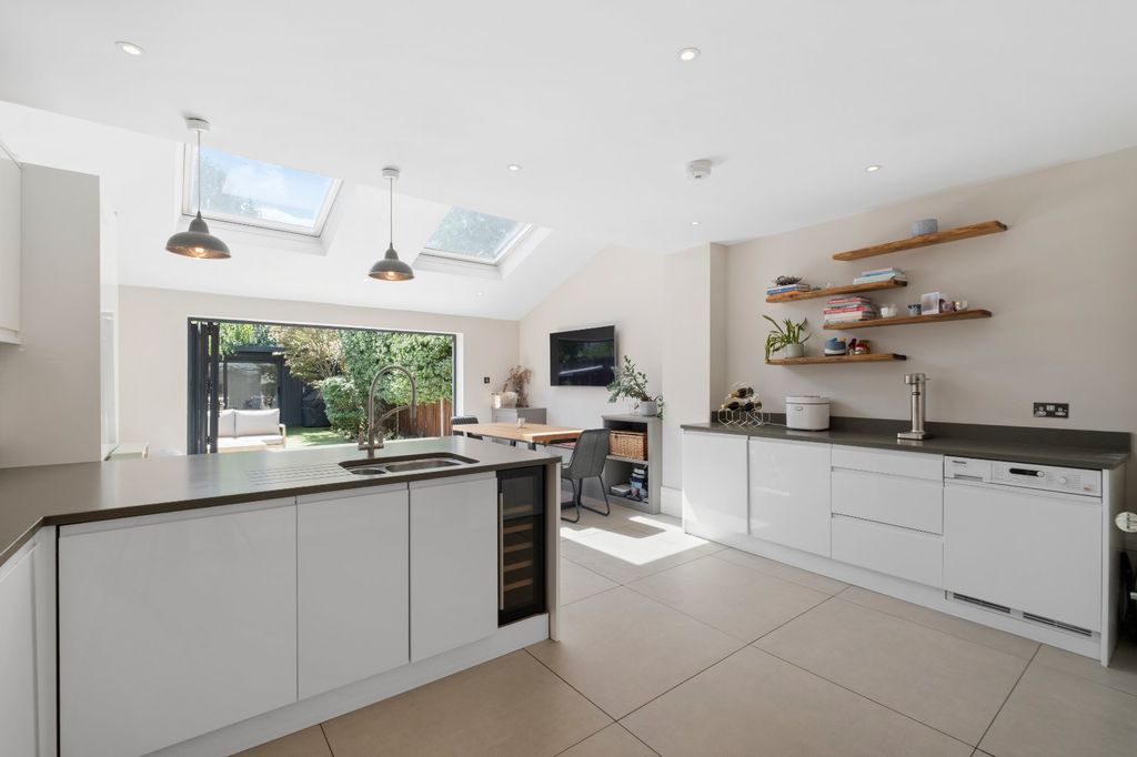 Property photo 2 of 11 Kitchen