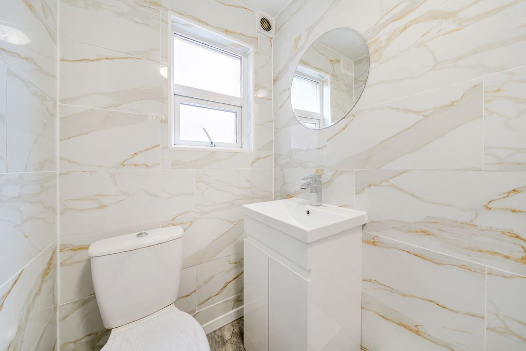 Property photo 3 of 13 1-6A0F15Ccbcb09-1...