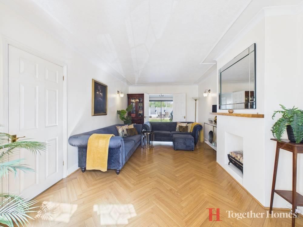 Property photo 3 of 23 Lounge