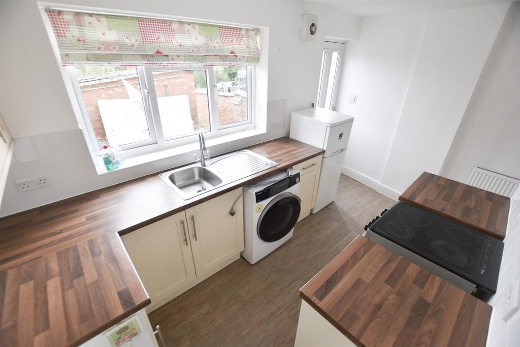 Property photo 2 of 6 Fitted Kitchen