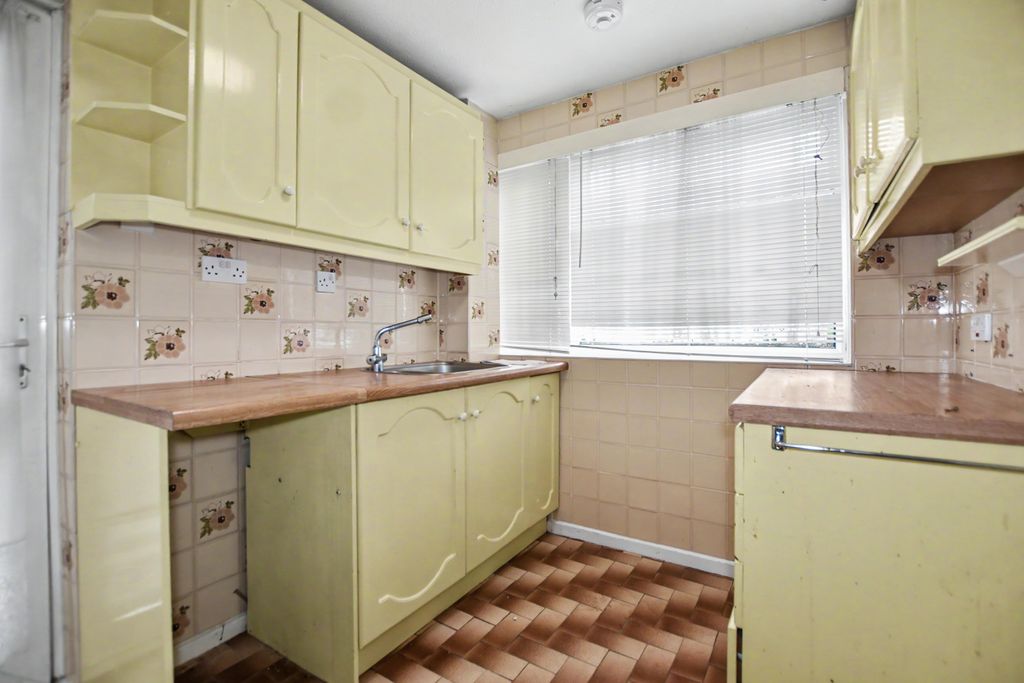 Property photo 2 of 19 28 Oakley Drive, New Eltham, London, Se9 2Hj