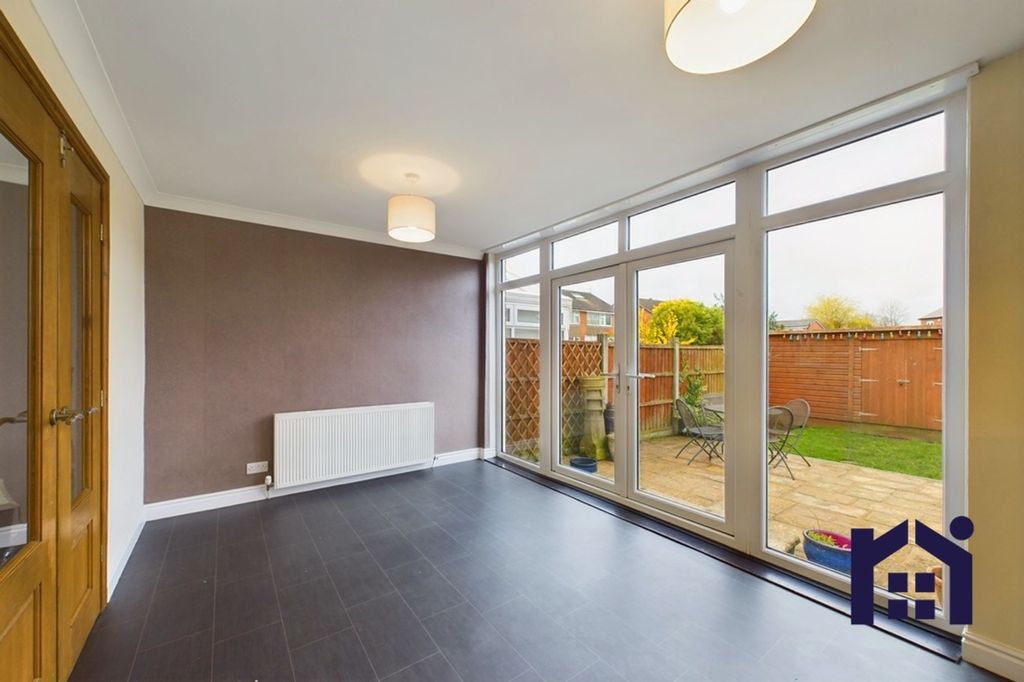 Property photo 3 of 17 Dining Area