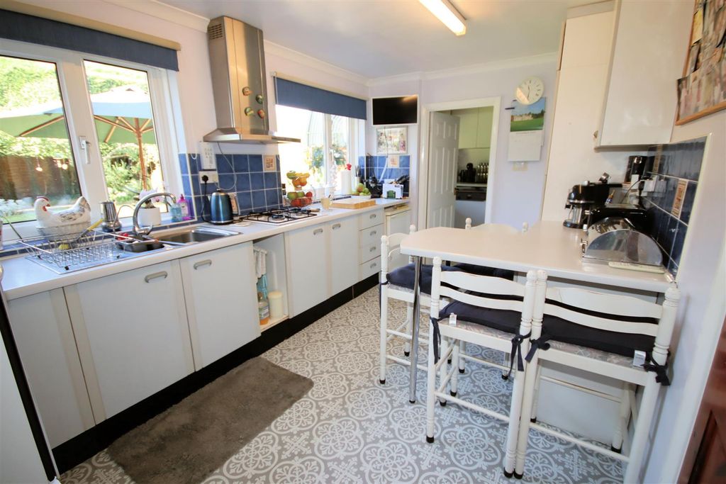 Property photo 3 of 37 Kitchen/Breakfast Room