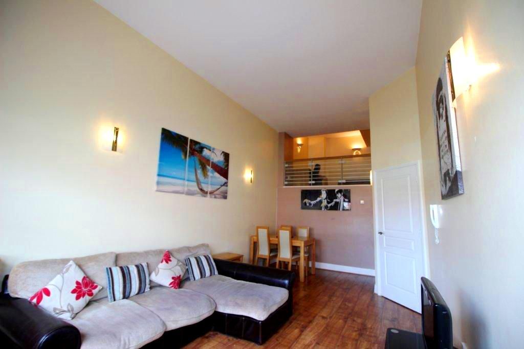 Property photo 3 of 11 Lounge