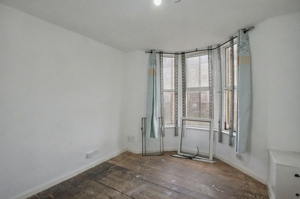 Property photo 3 of 11 Ground Floor Flat, 139 Upton Lane, London E7 9Pj