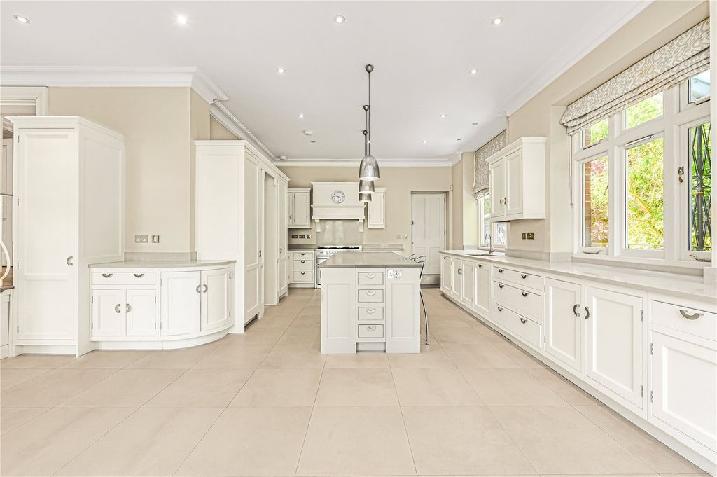 Property photo 3 of 17 Kitchen