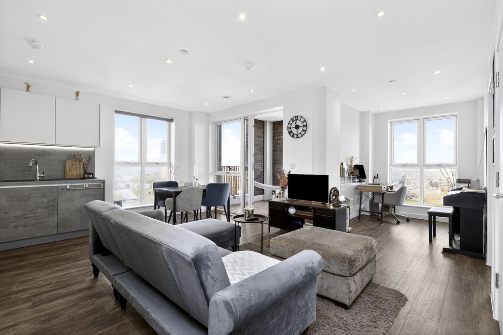 Property photo 1 of 20 Kitchen/Dining Room