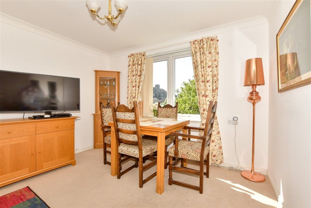 Property photo 2 of 17 Lounge