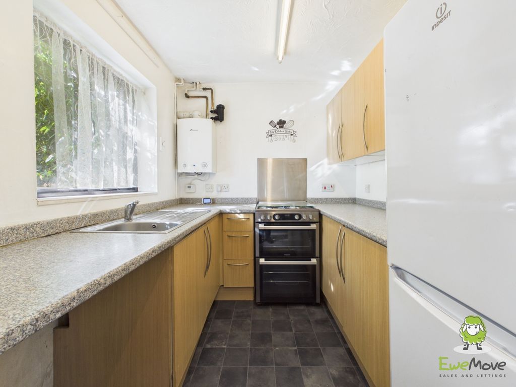 Property photo 3 of 14 Ewemove Basingstoke Balmoral Way Kitchen