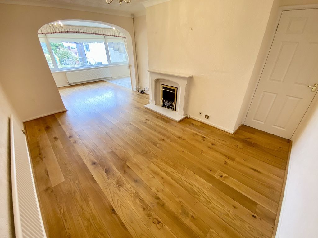 Property photo 3 of 16 Lounge