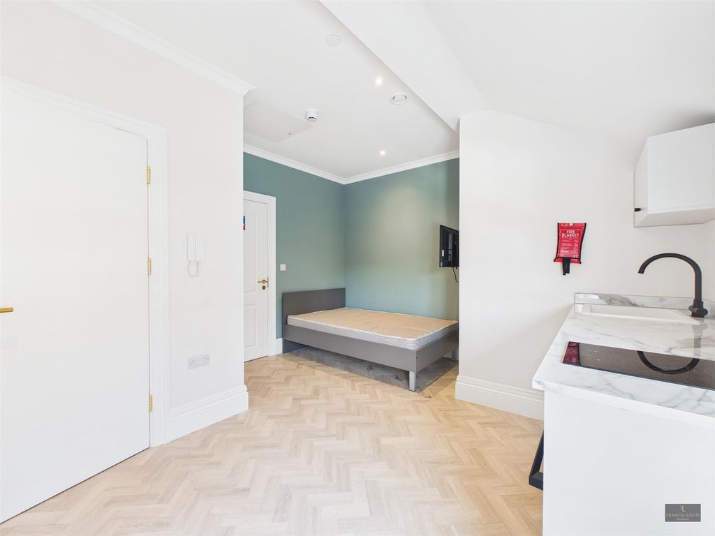 Property photo 3 of 15 Cam02887G0-Pr0626-Still004.Jpg