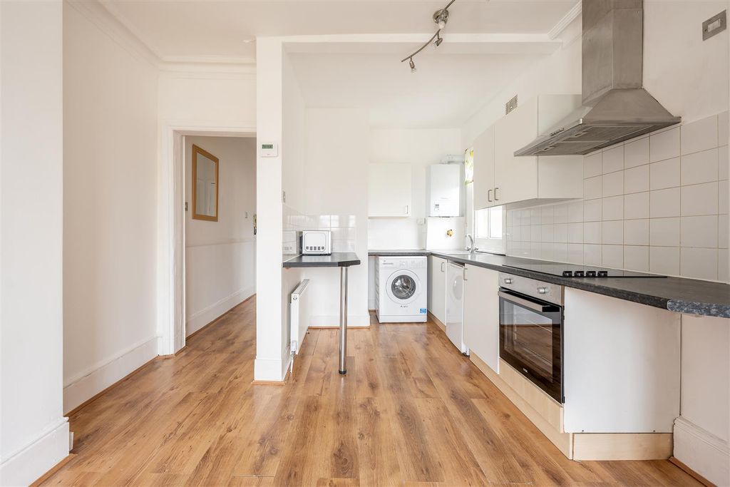 Property photo 3 of 12 High Road, Ig8