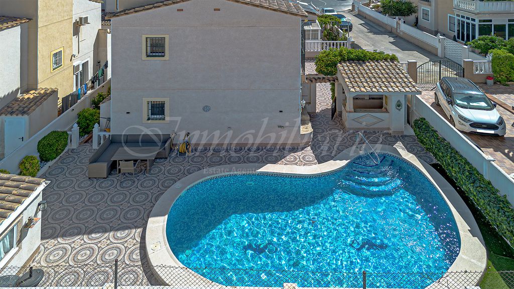 Property photo 3 of 37