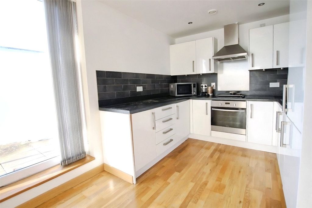 Property photo 2 of 10 Kitchen