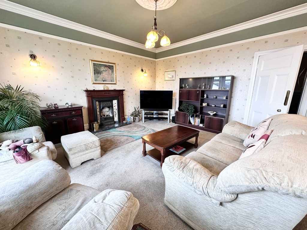 Property photo 3 of 15 Lounge