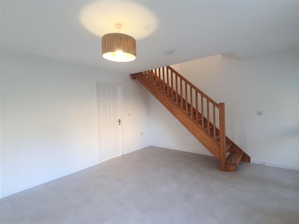 Property photo 3 of 9 8 Luxon Drive Lounge