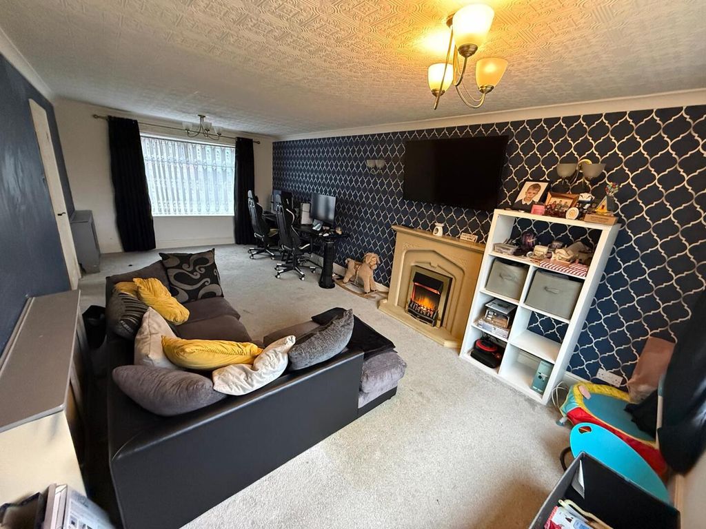 Property photo 2 of 13 Lounge