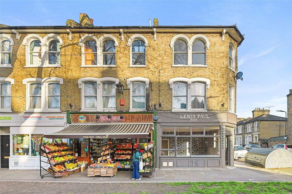 Property photo 3 of 15 Lauriston Road, E9