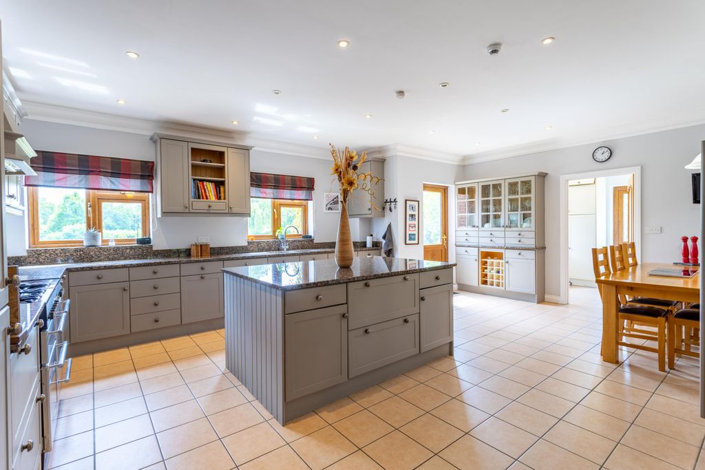 Property photo 3 of 31