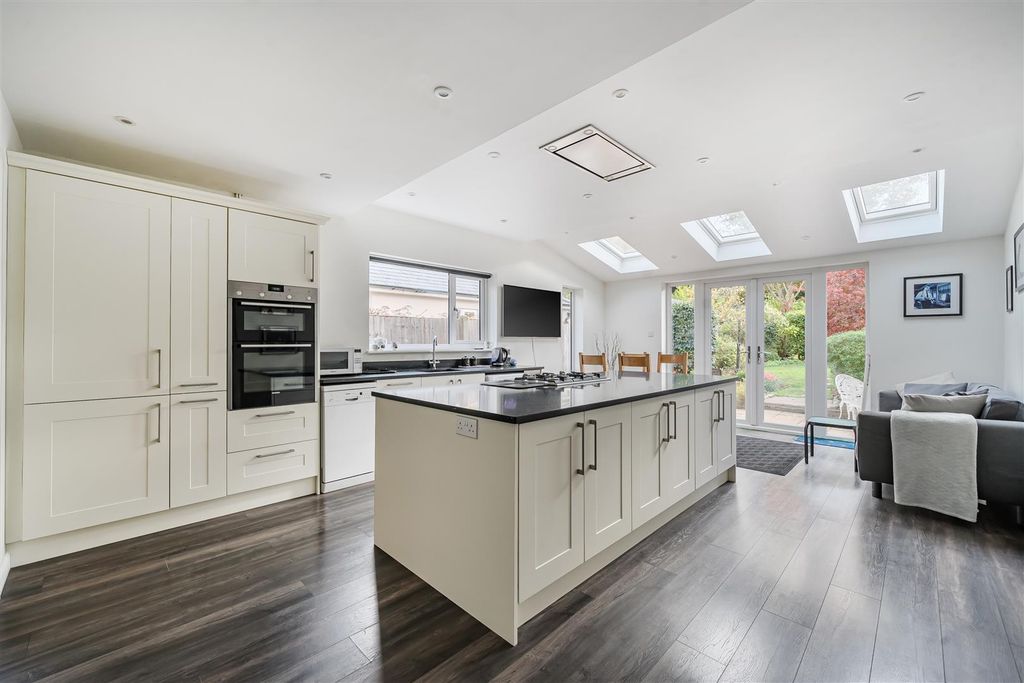 Property photo 2 of 25 1373391-8-6900E9507715F.Jpg