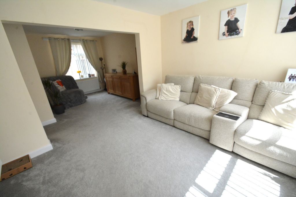 Property photo 2 of 17 Lounge