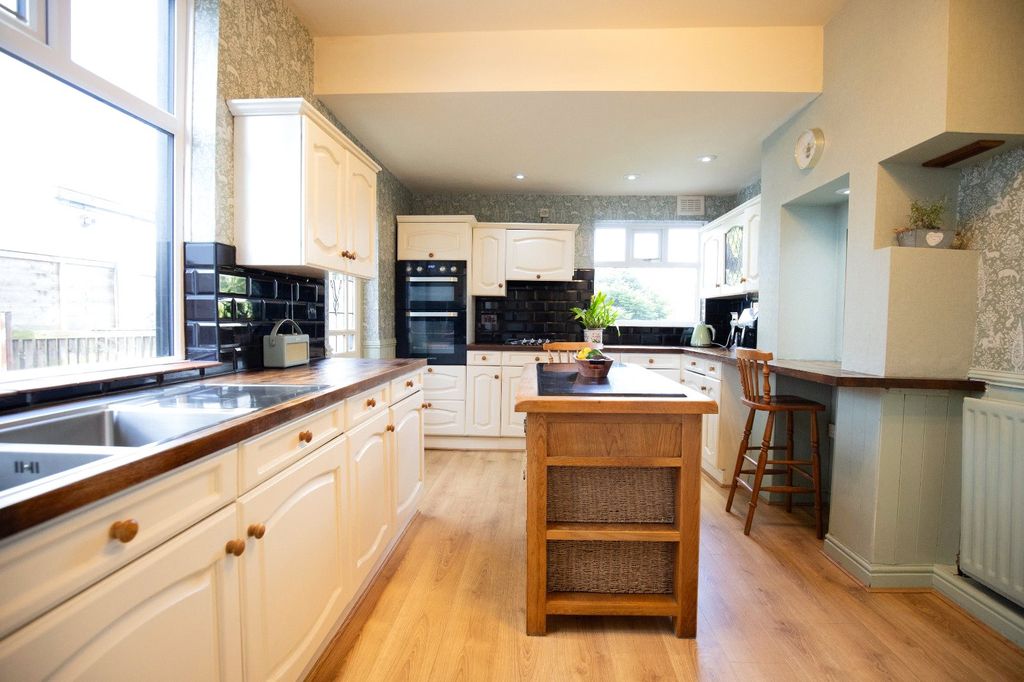 Property photo 3 of 13 Kitchen