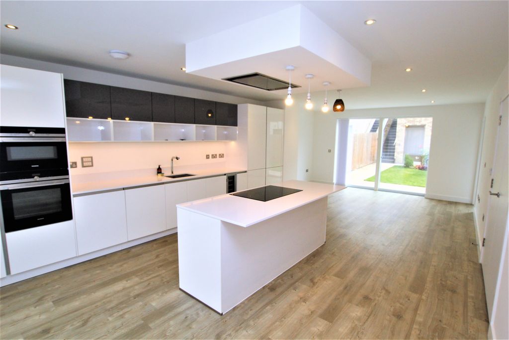 Property photo 3 of 23 Kitchen