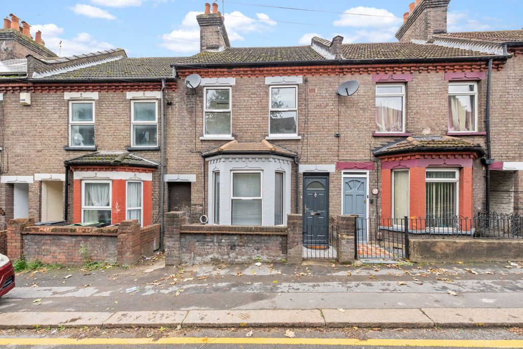 Property photo 1 of 17 4 Bedroom Terraced For Rent