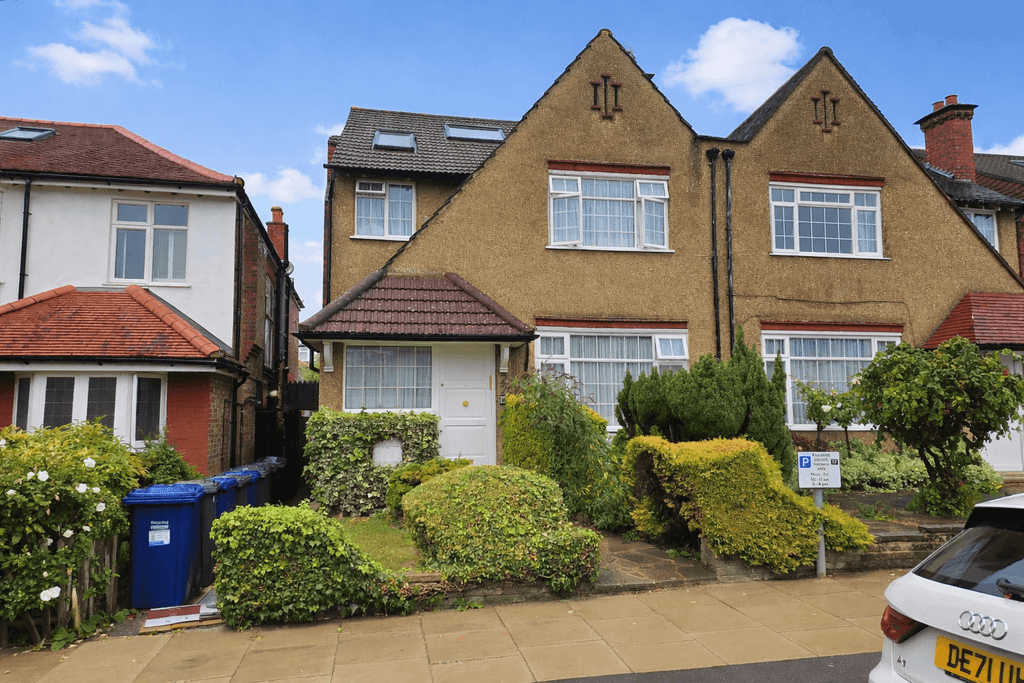 Property photo 1 of 13 Six Bedroom House Available Chain Free On Leeside Crescent Nw11
