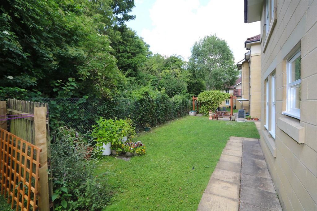 Property photo 2 of 11 Communal Gardens.Jpg