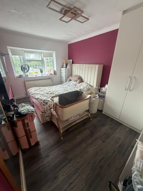 Property photo 1 of 5 3 Bed Semi-Detached House To Rent Garrick Close, Staines-Upon-Thames Tw18