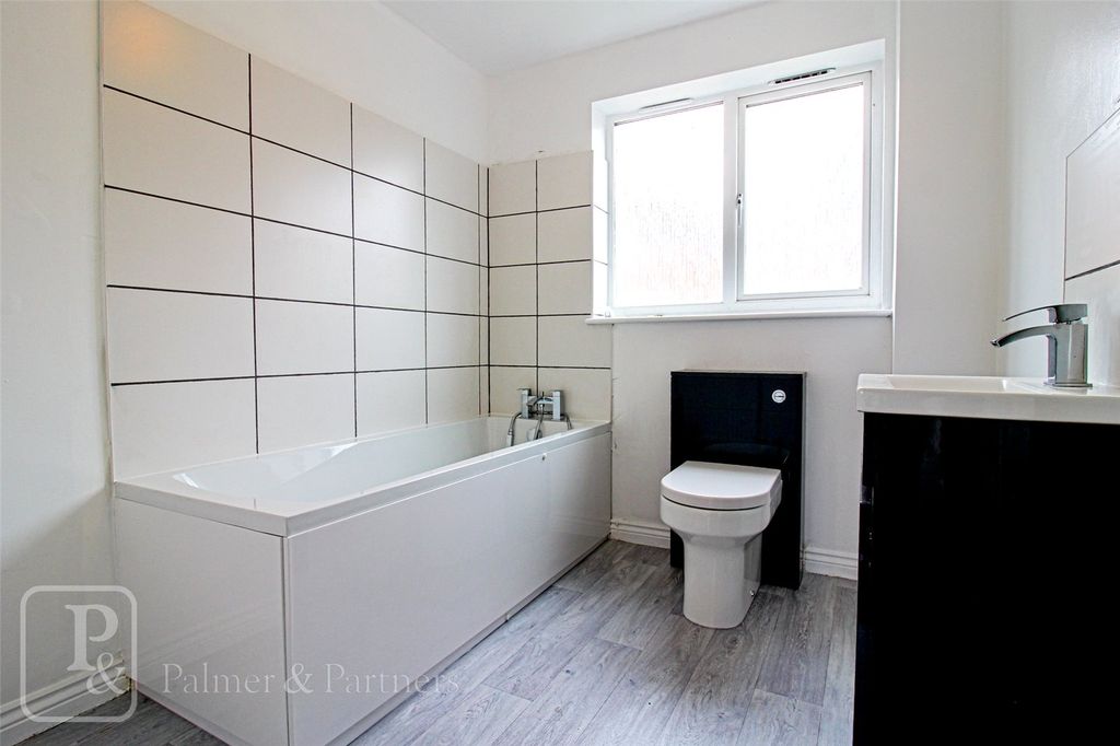 Property photo 3 of 9 Bathroom